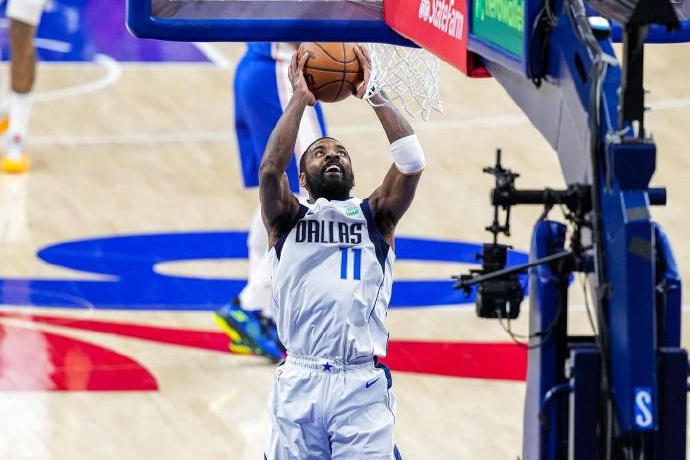 欧文跳出球员选项,3 年 1.19 亿美元续约独行侠 欧文跳出球员选项,3 年 1.19 亿美元续约独行侠